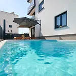 Zen - Private Pool Apartament Trogir